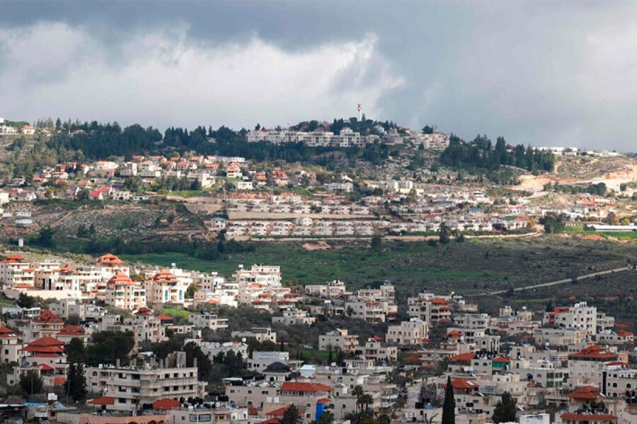Una foto tomada en la aldea de Turmus Ayya, cerca de la ciudad de Ramallah, muestra el cercano asentamiento israelí de Shilo al fondo, en Palestina ocupada, el 18 de febrero de 2024. Foto: AFP.