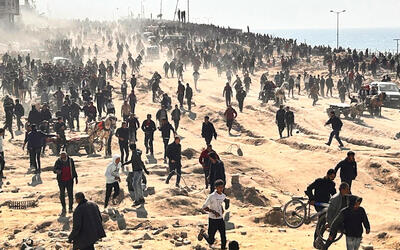 Civiles palestinos aguardan por ayuda humanitaria frente a la costa en la ciudad de Gaza | Febrero 25, 2024 (Foto: AP)