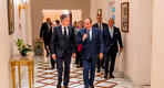 El secretario Blinken y el presidente egipcio, Abdel Fattah El-Sisi, hablan entre sí y caminan por un pasillo. Foto: Twitter.