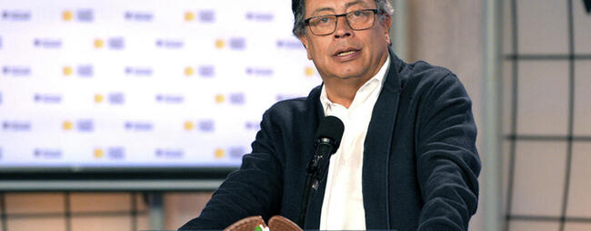 Gustavo Petro hablando durante un programa de televisión oficial en Bogotá. Foto: AFP.