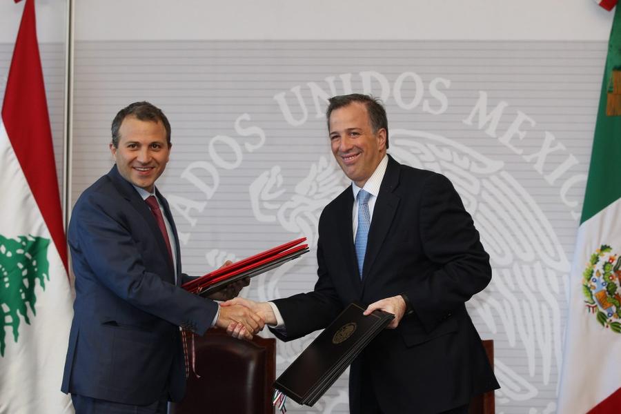 El ministro mexicano de Relaciones Exteriores, José Antonio Meade (derecha), estrecha la mano de su homólogo de Líbano, Gebran Bassil (izquierda).