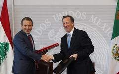 El ministro mexicano de Relaciones Exteriores, José Antonio Meade (derecha), estrecha la mano de su homólogo de Líbano, Gebran Bassil (izquierda).