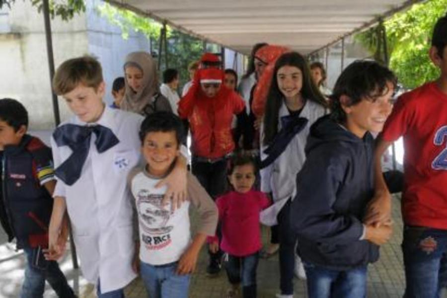 Alumnos uruguayos reciben con sonrisas a niños sirios