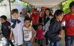 Alumnos uruguayos reciben con sonrisas a niños sirios