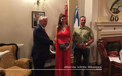 El embajador del Líbano, Antonio Andary haciendo entrega de un libro a los alpinistas Joyce Azzam y Avedis Kalpaklian en el acto de bienvenida.