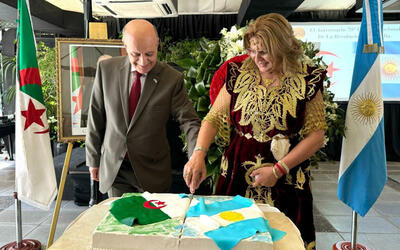 El Sr. Embajador S.E. Lotfi Sebouai y Sra. Linda Sebouai cortan la torta del 70º Aniversario | Buenos Aires, Noviembre 5, 2024 (Foto: Embajada de Argelia)