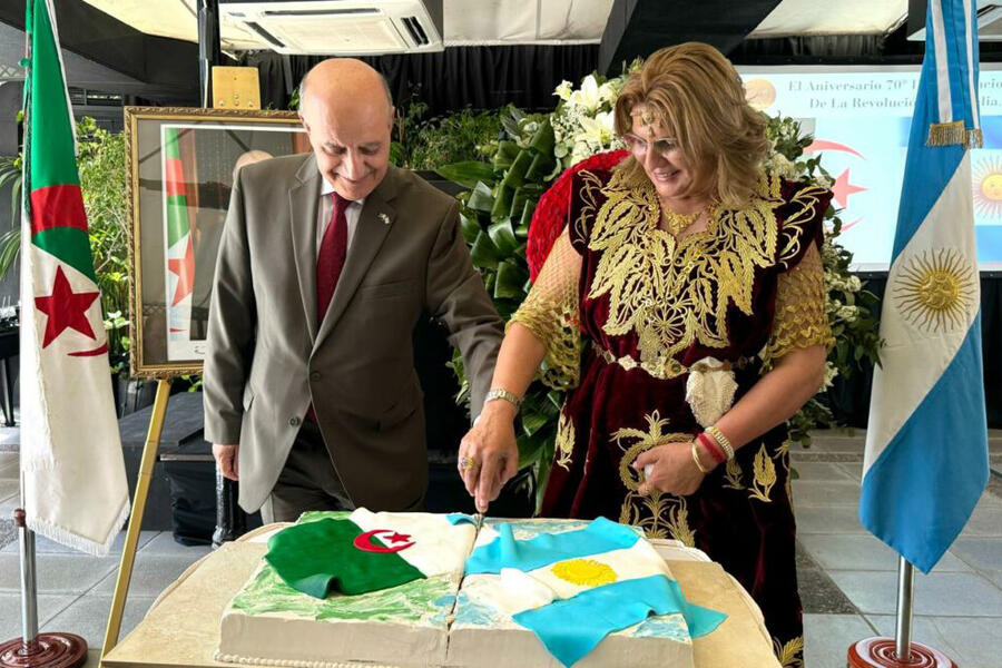 El Sr. Embajador S.E. Lotfi Sebouai y Sra. Linda Sebouai cortan la torta del 70º Aniversario | Buenos Aires, Noviembre 5, 2024 (Foto: Embajada de Argelia)