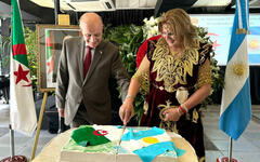 El Sr. Embajador S.E. Lotfi Sebouai y Sra. Linda Sebouai cortan la torta del 70º Aniversario | Buenos Aires, Noviembre 5, 2024 (Foto: Embajada de Argelia)