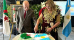 El Sr. Embajador S.E. Lotfi Sebouai y Sra. Linda Sebouai cortan la torta del 70º Aniversario | Buenos Aires, Noviembre 5, 2024 (Foto: Embajada de Argelia)