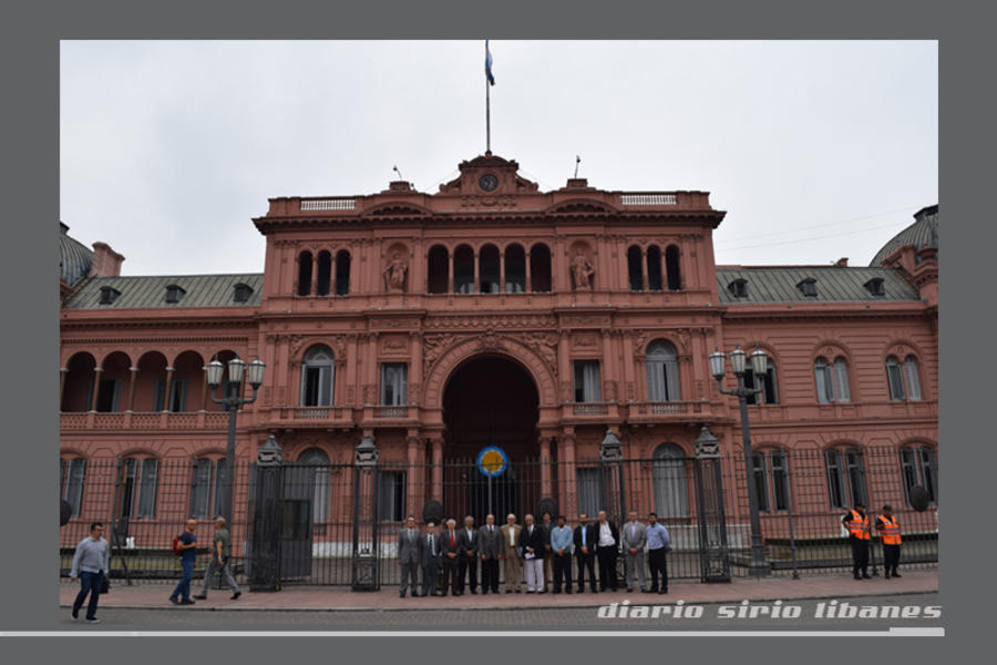 Dr. Juan Gabriel Labaké y conjunto dirigencial frente a la Casa Rosada previo a la entrega del proyecto.