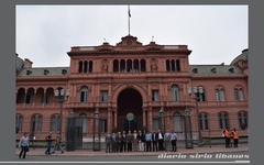 Dr. Juan Gabriel Labaké y conjunto dirigencial frente a la Casa Rosada previo a la entrega del proyecto.