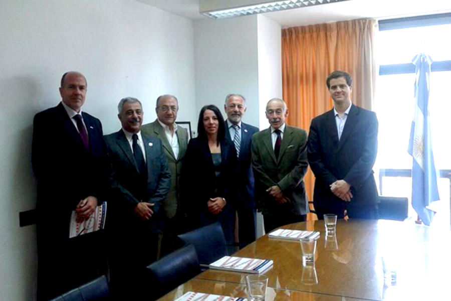 Autoridades del Club Sirio Libanés de Bs. As. junto al titular de la UIF, Lic. José Sbatella