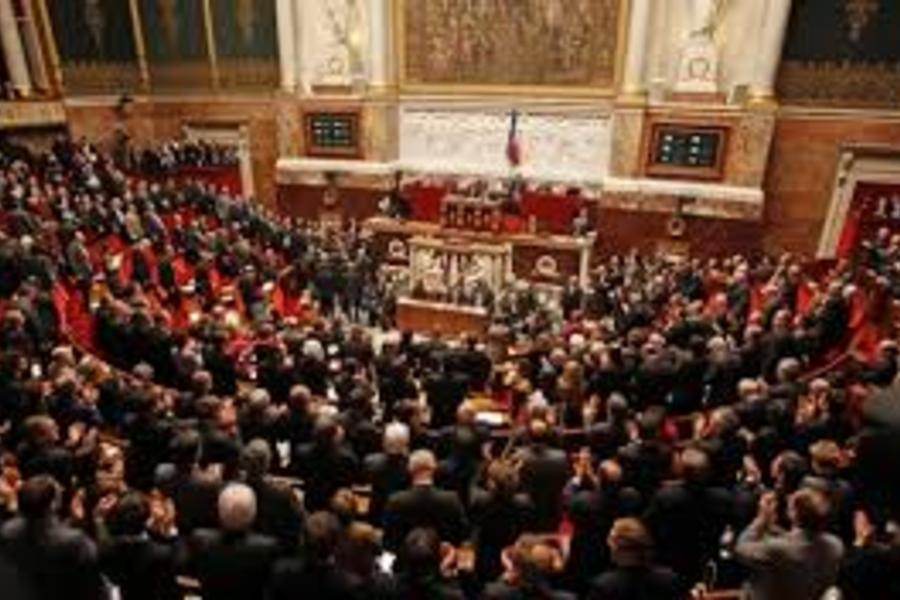 Charlie acerca al Parlamento y Presidente francés