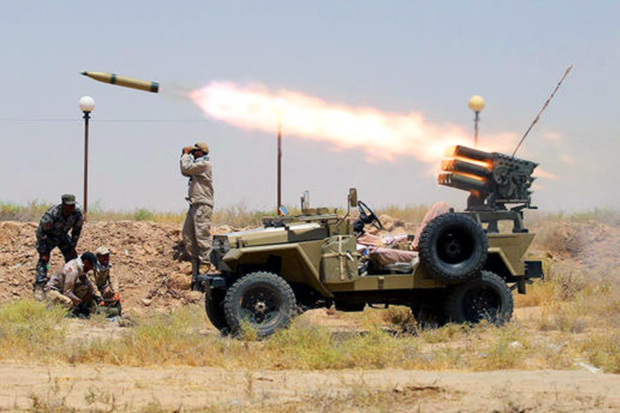 Paramilitares de las fuerzas pro-gubernamentales atacan a E.I. en las afueras de Falluya, provincia de Anbar, Irak. 2015, 12 de julio. (foto Reuters)