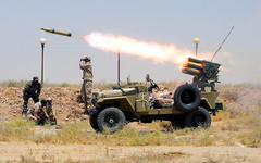 Paramilitares de las fuerzas pro-gubernamentales atacan a E.I. en las afueras de Falluya, provincia de Anbar, Irak. 2015, 12 de julio. (foto Reuters)