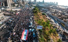 Vista aérea de los manifestantes reunidos fuera del puerto de la capital del Líbano, Beirut. Foto: AFP