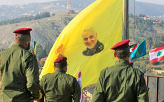 Miembros de Hezbollah cerca de una bandera con una imagen de Qassem Soleimani, en la aldea de Khiam, en el sur del Líbano, 3 de enero de 2021. Foto: Reuters.