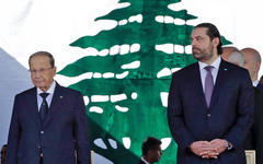 A la izquierda, el presidente Aoun, con el primer ministro designado, Saad Hariri, a la derecha. Foto: EFE.