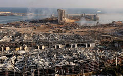 Vista aérea del puerto de Beirut tras la explosión. AP.