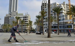 Trabajadores limpian las calles como medida preventiva contra el coronavirus (COVID-19) en Beirut, Líbano. (Agencia Hussam Chbaro / Anadolu)