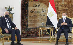 El primer ministro libanés, Najib Mikati (izq.), con el presidente de Egipto, Abdel Fattah al-Sisi (der.) en el palacio presidencial de la capital, El Cairo, el 9 de diciembre de 2021. Foto: AFP.