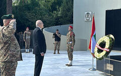 El Primer Ministro, Najib Mikati, deposita ofrenda floral frente al Monumento a los Mártires en Yarze | Noviembre 21, 2024 (Foto: NNA)