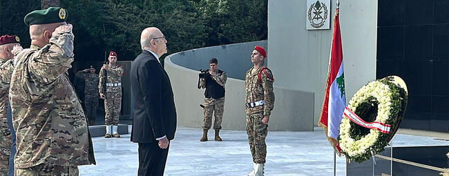 El Primer Ministro, Najib Mikati, deposita ofrenda floral frente al Monumento a los Mártires en Yarze | Noviembre 21, 2024 (Foto: NNA)