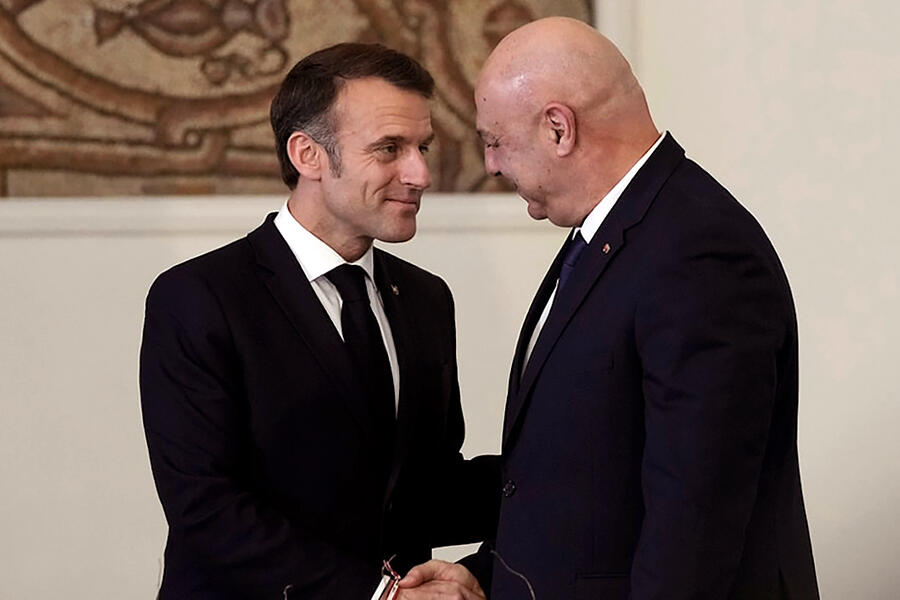 Los presidentes de Líbano (Joseph Aoun) y de Francia (Emmanuel Macron) estrechan manos tras la conferencia de prensa conjunta en el Palacio Baabda | Beirut, Líbano – Enero 17, 2025 (Foto: AP)