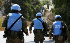 Miembros de la Fuerza Provisional de las Naciones Unidas en el Líbano (FPNUL) patrullan en el área sur libanesa de Khiam, el 7 de agosto de 2021. ‎Foto: AFP.