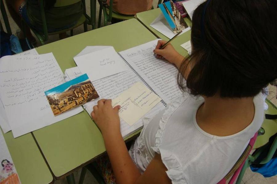 Una alumna lee una carta que le ha llegado desde Líbano - FOTO: Cordoba