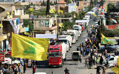 La bandera de Hezbollah ondea sobre la ciudad libanesa de Al-Ain mientras locales celebran la llegada de un convoy que transporta combustible iraní. Foto: AFP.