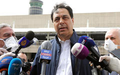 El primer ministro libanés, Hassan Diab, habla con los medios frente al aeropuerto internacional de Beirut, Líbano, 5 de abril de 2020. Reuters.