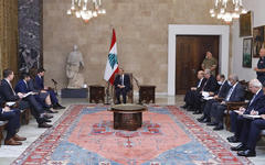 El presidente libanés Michel Aoun reunido con el equipo del Subsecretario de Estado de Asuntos Políticos de los Estados Unidos, David Hale en el Palacio Baabda en Beirut, Líbano, el 14 de agosto de 2020