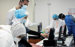 Personal médico en una unidad de cuidados intensivos para pacientes con coronavirus en el Hospital Universitario Rafik Hariri en Beirut. Foto: Reuters.