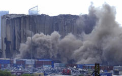 Polvo saliendo de los silos de grano en el puerto de Beirut, 31 de julio de 2022. Foto: AP.