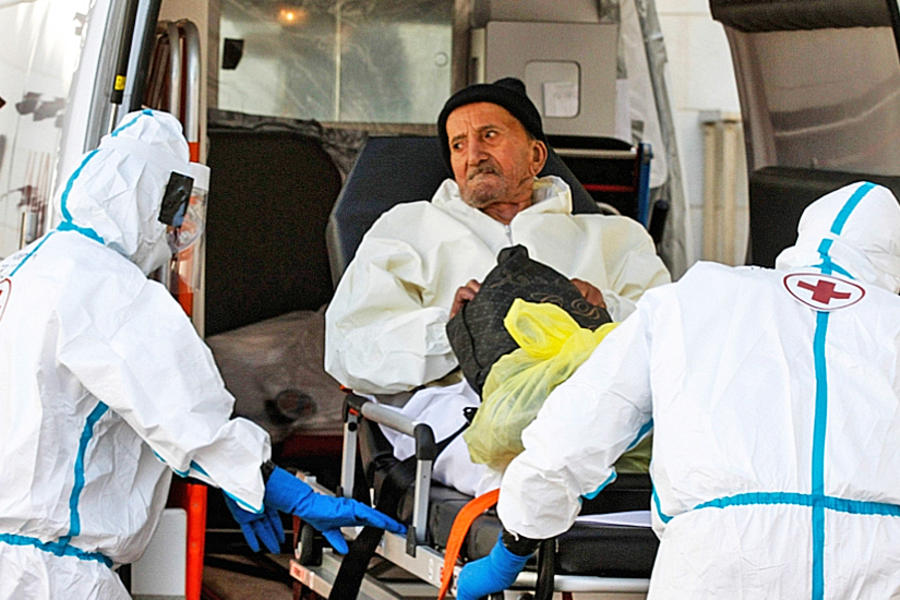 Miembros de la Cruz Roja Libanesa trasladan a un paciente al departamento de COVID-19 del hospital universitario Nabih Berri, en la ciudad de Nabatiyeh, en el sur de Líbano, el 9 de enero de 2021. Foto: AFP.