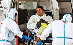 Miembros de la Cruz Roja Libanesa trasladan a un paciente al departamento de COVID-19 del hospital universitario Nabih Berri, en la ciudad de Nabatiyeh, en el sur de Líbano, el 9 de enero de 2021. Foto: AFP.