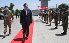 El primer ministro Hassan Diab y el mayor general Stefano Del Col delante de los guardias de honor en la sede de la FPNUL en Naqoura,  27 de mayo de 2020. (AFP)