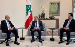 A la izquierda, el jefe del Parlamento, Nabih Berri, junto al presidente Michel Aoun y al primer ministro Hassan Diab.