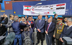  ‎El embajador egipcio en el Líbano, Yasser Alawi, el ministro libanés del Interior, Bassam Mawlawi, y el ministro de Salud, Firass Abiad, en una conferencia de prensa tras la recepción del cargamento egipcio. Foto: Embajada de Egipto en el Líbano.