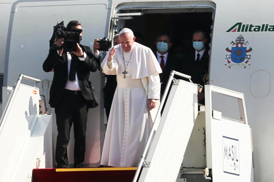 El Papa Francisco se despide de sus anfitriones antes de abordar su avión Alitalia Airbus A330, Bagdad, 8 de marzo de 2021. Foto: AFP.