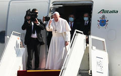 El Papa Francisco se despide de sus anfitriones antes de abordar su avión Alitalia Airbus A330, Bagdad, 8 de marzo de 2021. Foto: AFP.