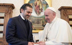 El Papa Francisco saluda al primer ministro libanés Saad Hariri. Foto: Vatican News.