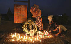 Libaneses encienden velas cerca del puerto marítimo de Beirut, el viernes 4 de septiembre de 2020. AFP.