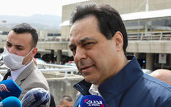 Foto del primer ministro interino libanés, Hassan Diab, con los medios de comunicación fuera del aeropuerto internacional de Beirut, abril, 2020. Foto: AFP.