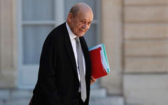 El ministro de Asuntos Exteriores francés, Jean-Yves le Drian, se retira de la reunión semanal del gabinete en el Palacio del Elíseo el miércoles 24 de junio de 2020 en París. (Foto AP / Thibault Camus)