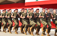 Soldados del ejército libanés marchan ante el presidente, 22 de noviembre de 2019. Foto: AFP.