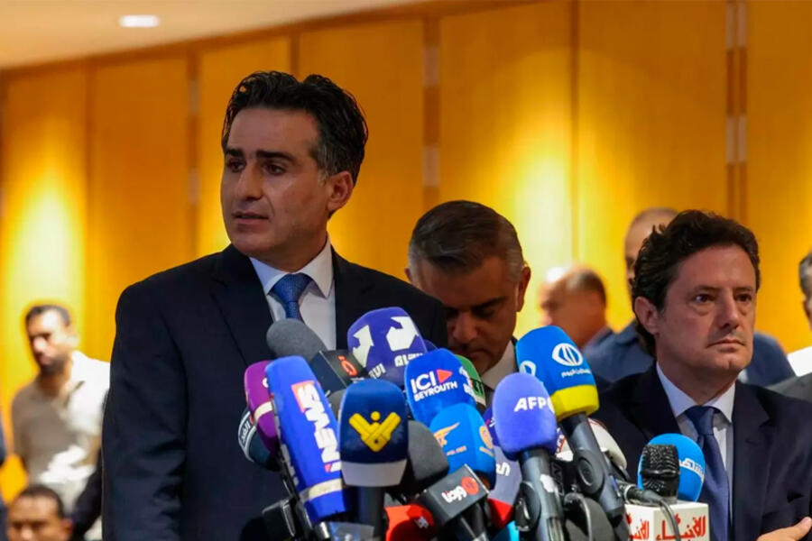 El ministro libanés de Obras Públicas y Transportes, Ali Hamiyeh, habla durante una conferencia de prensa en el aeropuerto internacional de Beirut el 24 de junio de 2024. Foto: AFP.