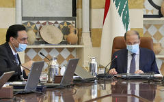 El presidente libanés, Michel Aoun, derecha, y el primer ministro Hassan Diab, en una reunión del gabinete en el palacio presidencial en Baabda (Foto AP)