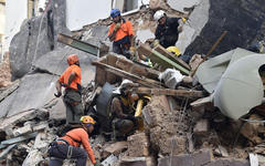 Miembros de un equipo de rescate entre escombros en Beirut. AFP.